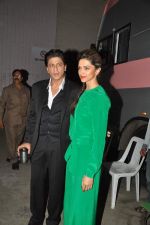 Shahrukh Khan, Deepika Padukone snapped during photoshoot at Mehboob Studios in Mumbai on 6th Aug 2013 (50).JPG