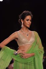 Model walk the ramp for Kay Jewels on Day 4 of IIJW 2013 on 7th Aug 2013 (28).JPG