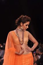 Model walk the ramp for Kay Jewels on Day 4 of IIJW 2013 on 7th Aug 2013 (35).JPG