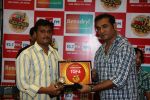 Singer Abhijeet Bhattacharya felicitates Nagesh Pawar( Solapur) , Top 6 contestant of _Benadryl Big Golden Voice_ reality singing hunt on 92.7 BIG FM.JPG