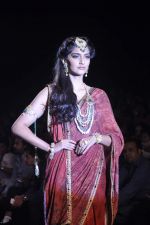 Sonam Kapoor walk the ramp at the Grand Finale of IIJW 2013 on 8th Aug 2013 (34).JPG