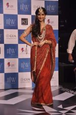 Sonam Kapoor walk the ramp at the Grand Finale of IIJW 2013 on 8th Aug 2013 (46).JPG