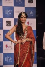 Sonam Kapoor walk the ramp at the Grand Finale of IIJW 2013 on 8th Aug 2013 (47).JPG