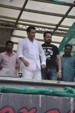 Salman Khan snapped on Eid day on 9th Aug 2013 (14).JPG