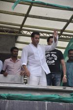 Salman Khan snapped on Eid day on 9th Aug 2013 (16).JPG