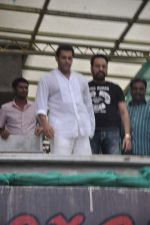 Salman Khan snapped on Eid day on 9th Aug 2013 (18).JPG