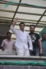 Salman Khan snapped on Eid day on 9th Aug 2013 (7).JPG