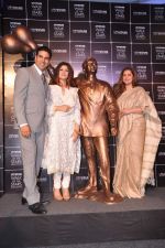 Dimple Kapadia, Zeenat Aman, Akshay Kumar, Twinkle Khanna at Rajesh Khanna_s statue unvieled in Taj Land_s End, Mumbai on 10th Aug 2013 (102).JPG