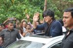 Shahrukh Khan leaves Mannat for Chennai Express promotions in Mumbai on 11th Aug 2013 (11).JPG