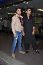 Akshay Kumar and Imran Khan return from Dubai in Mumbai Airport on 12th Aug 2013 (10).JPG