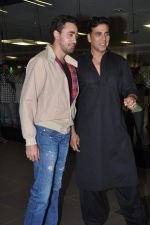Akshay Kumar and Imran Khan return from Dubai in Mumbai Airport on 12th Aug 2013 (16).JPG