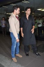 Akshay Kumar and Imran Khan return from Dubai in Mumbai Airport on 12th Aug 2013 (18).JPG
