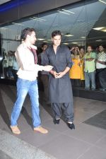 Akshay Kumar and Imran Khan return from Dubai in Mumbai Airport on 12th Aug 2013 (20).JPG