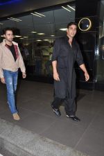 Akshay Kumar and Imran Khan return from Dubai in Mumbai Airport on 12th Aug 2013 (7).JPG