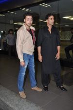 Akshay Kumar and Imran Khan return from Dubai in Mumbai Airport on 12th Aug 2013 (9).JPG