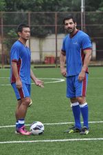 John Abraham, Baichung Bhutia at Reliance Soccer Match in Mumbai on 13thth Aug 2013 (35).JPG