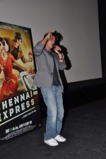 Shahrukh Khan promotes Chennai Express in Maratha Mandir, Mumbai on 15th Aug 2013 (103).JPG