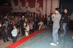 Shahrukh Khan promotes Chennai Express in Maratha Mandir, Mumbai on 15th Aug 2013 (87).JPG