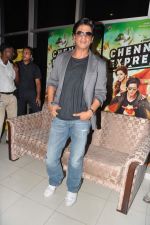 Shahrukh Khan promotes Chennai Express in Maratha Mandir, Mumbai on 15th Aug 2013 (96).JPG