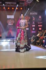 Model walk the ramp for Gulnaz Amin at the Signature Premier Pune Style Week 2013 on 19th Aug 2013 (15).JPG