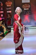 Model walk the ramp for Women_s Achievers Award at the Signature Premier Pune Style Week 2013 on 19th Aug 2013 (6).JPG
