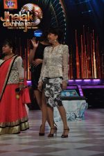 Priyanka Chopra, Madhuri on the sets of Jhalak Dikhla Jaa 6 on 20th Aug 2013 (238).JPG