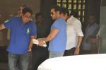 Salman Khan snapped with family in Mumbai on 20th Aug 2013 (19).JPG