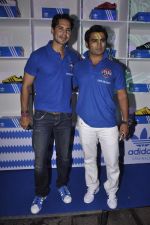 Dino Morea, Sachiin Joshi at Adidas bash in Blue Frog, Mumbai on 21st Aug 2013 (51).JPG