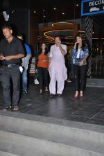 Shilpa Shetty, Raj Kundra snapped in Khar, Mumbai on 21st Aug 2013 (9).JPG