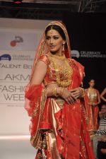 Sonali Bendre walk the ramp for Talent Box Hrishitaa Chaterjee Deshpande show at LFW 2013 Day 2 in Grand Haytt on 24th Aug 2013  (149).JPG