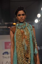 Model walk the ramp for Talent Box Karishma Jamwal show at LFW 2013 Day 3 in Grand Haytt, Mumbai on 25th Aug 2013 (21).JPG