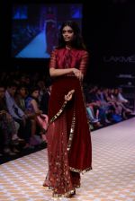 Model walk the ramp for Archana Kocchar show at LFW 2013 Day 5 in Grand Haytt, Mumbai on 27th Aug 2013 (276).JPG