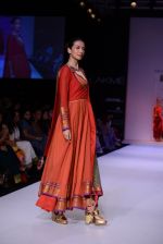 Model walk the ramp for Shruti Sancheti show at LFW 2013 Day 4 in Grand Haytt, Mumbai on 26th Aug 2013 (88).JPG