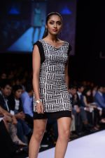 Model walk the ramp for Reliance Trends Bisou Bisou show at LFW 2013 Day 5 in Grand Haytt, Mumbai on 27th Aug 2013  (93).JPG