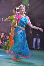 Esha Deol at Sachin Ahir_s dahi handi in worli, Mumbai on 29th Aug 2013 (41).JPG