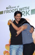 Shahrukh Khan shares the magic of fresh n juicy mangoes with his die-hard fans on 30th Aug 2013 (4).jpg