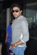 Abhishek Bachchan snapped at international airport in Mumbai on 1st Sept 2013 (24).JPG