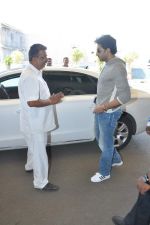 Abhishek Bachchan snapped at international airport in Mumbai on 1st Sept 2013 (5).JPG