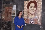 Pooja Bhatt at Burmese exhibition for friend Gaurav Yadav in Elphinstone, Mumbai on 1st Sept 2013 (4).JPG