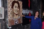 Pooja Bhatt at Burmese exhibition for friend Gaurav Yadav in Elphinstone, Mumbai on 1st Sept 2013 (87).JPG