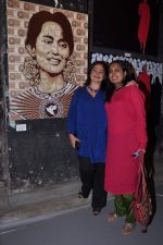 Pooja Bhatt at Burmese exhibition for friend Gaurav Yadav in Elphinstone, Mumbai on 1st Sept 2013 (89).JPG