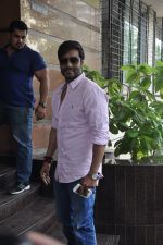 Ajay Devgan snapped in Mumbai on 2nd Sept 2013 (7).JPG