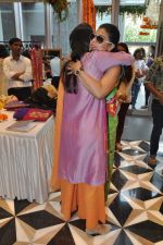 Kajol, Mana Shetty at Araish Exhibition in Mumbai on 3rd Sept 2013 (18).JPG