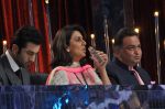 Rishi Kapoor, Neetu Singh, Ranbir Kapoor on the sets of Jhalak Dikhlaa Jaa Season 6 Semi Final on 3rd Sept 2013 (117).JPG