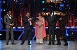 Rishi Kapoor, Neetu Singh, Ranbir Kapoor on the sets of Jhalak Dikhlaa Jaa Season 6 Semi Final on 3rd Sept 2013 (81).JPG
