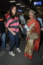 Waheeda Rehman, Rakshanda Khan at Mumbai International Airport for SAIFTA on 3rd Sept 2013 (29).JPG