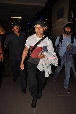 Aamir Khan returns from Sydney in Mumbai Airport on 7th Sept 2013 (3).JPG
