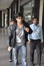 Siddharth Malhotra return from Durban in Mumbai Airport on 8th Sept 2013 (50).JPG