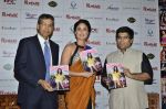 Kareena Kapoor launches the Filmfare September 2013 cover Page in Escobar, Mumbai on 9th Sept 2013 (144).JPG
