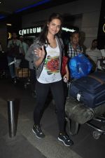 Esha Gupta travels to London in Mumbai Airport on 10th Sept 2013 (1).JPG